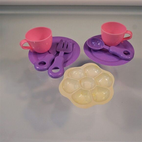 Vintage Child Play Kitchen Dishes Toys Plates Cups Cutlery Lot Of 8 - Picture 1 of 3